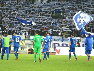 Πανό «έπος» στο Φινλανδία – Ελλάδα! Το μήνυμα του Έλληνα στη μάνα του (φώτο)